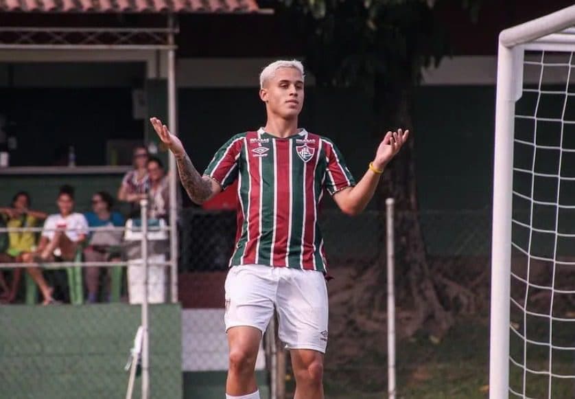 Arthur, do Fluminense, é levado para a delegacia após suspeita de racismo em jogo