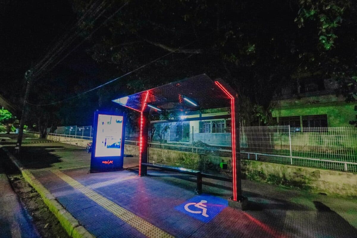 Novos abrigos nas paradas de ônibus de João Pessoa têm tomadas para carregar celulares e iluminação em LED; 400 serão instalados