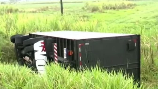 Caminhão tomba em trecho da BR-101, na Paraíba