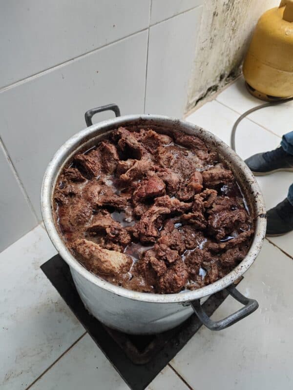 Polícia encontra mais dois locais fabricando linguiça sem condições sanitárias em João Pessoa; homem é preso