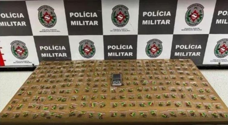 Força Tática prende três homens no Rangel com mais de 100 pinos de cocaína, rádio comunicador e celulares