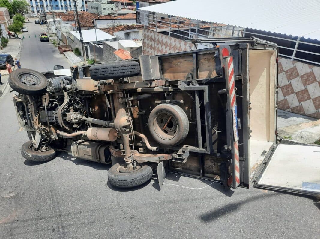 Caminhão tomba em rua do bairro de Cruz das Armas, em João Pessoa