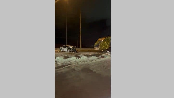 Motorista bate em caminhão de lixo e caminhonete fica destruída, em Cabedelo
