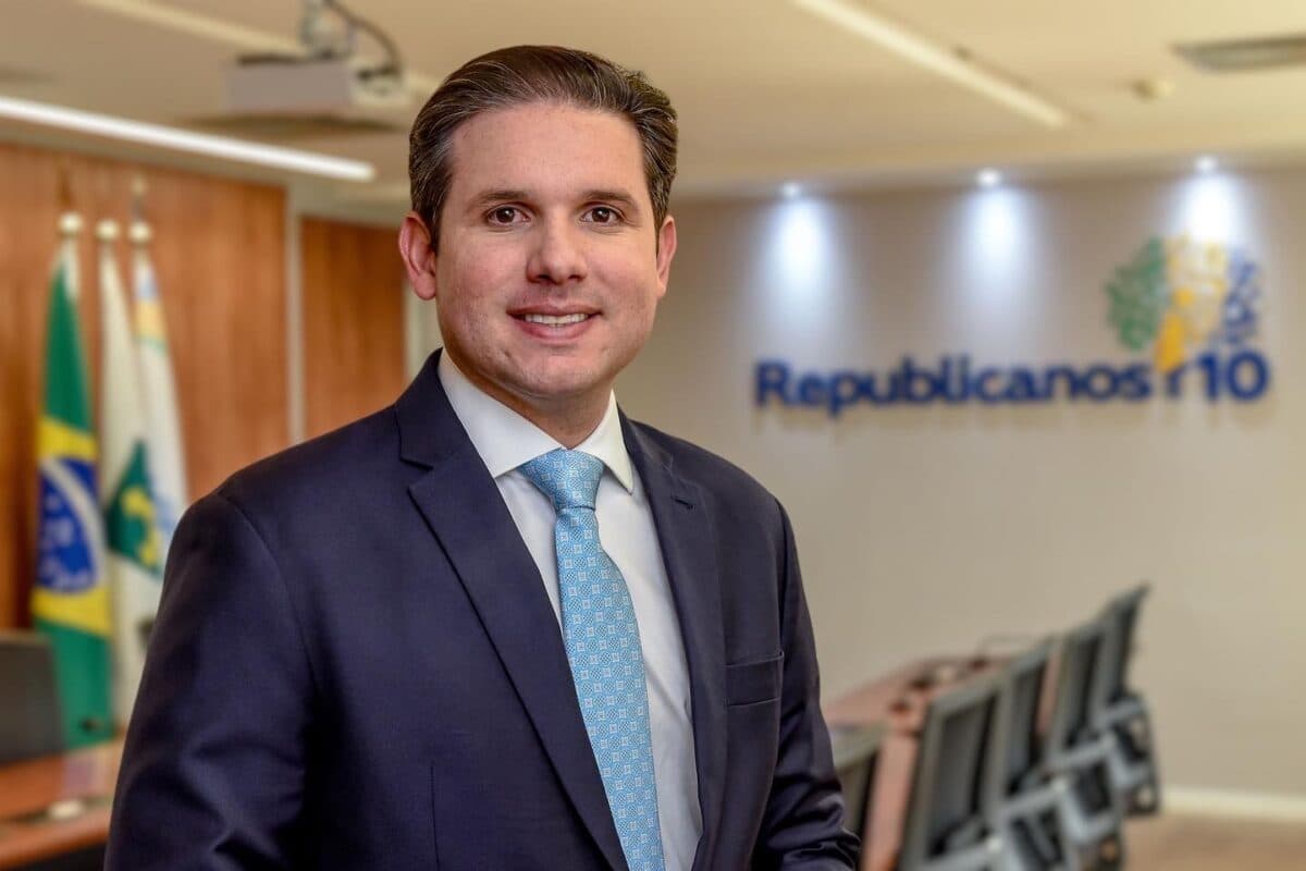 Codevasf entrega tratores e equipamentos e assina ordens para obras e cisternas na Paraíba; Hugo Motta participa