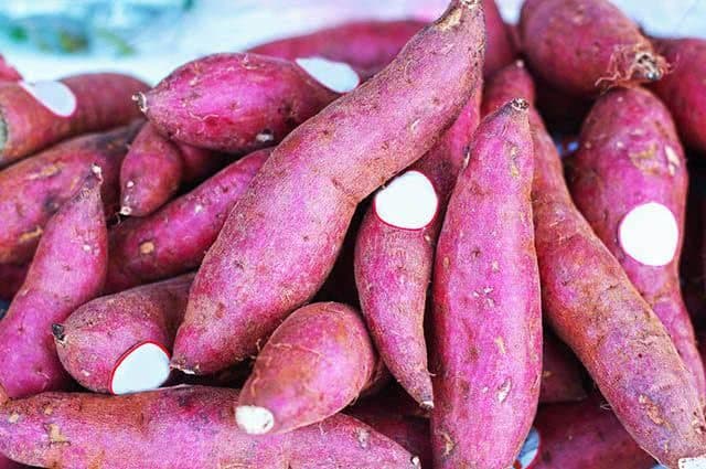 Caminhão carregado de batata tomba na BR-230 e motorista fica ferido