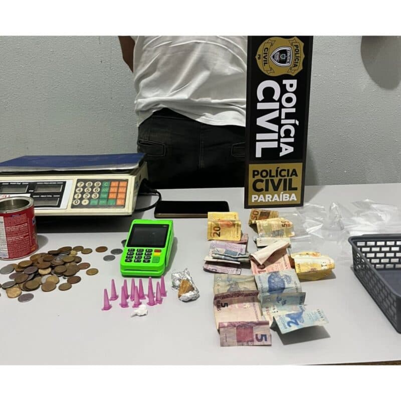 Suspeito de comandar tráfico de drogas é preso com pinos de cocaína, dinheiro e balança, em Piancó