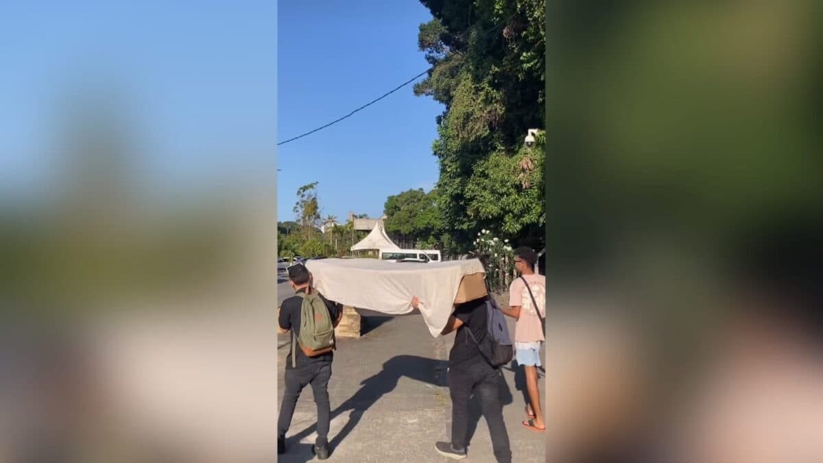 Estudantes da UFPB fazem velório, com caixão e cortejo, pelo fim do mandato do reitor Valdiney Gouveia