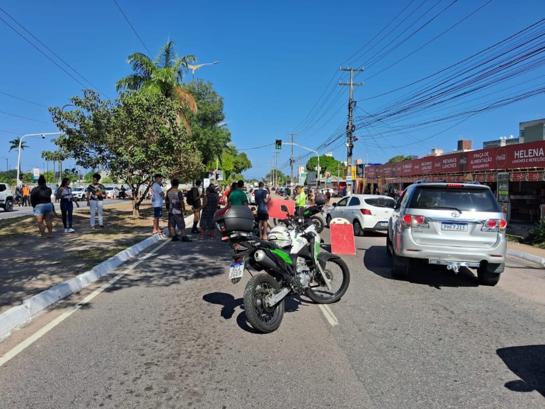 Jovem é atropelada por moto em frente a shopping em João Pessoa e condutor foge