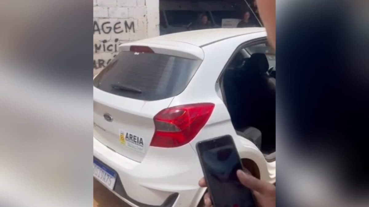VÍDEO: Justiça Eleitoral apreende cestas básicas em carro da Prefeitura de Areia após moradores registrarem suposta distribuição