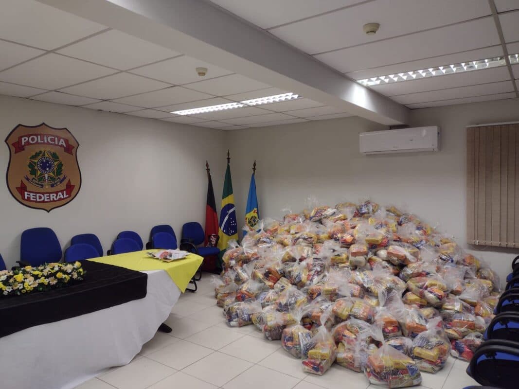 Polícia Federal apreende cestas básicas, dinheiro e material de campanha em Campina Grande