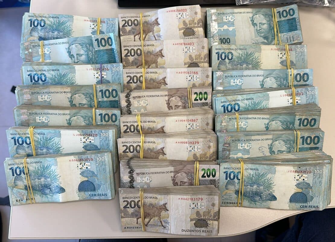 Polícia Federal apreende R$ 300 mil dentro de carro adesivado e com santinhos em João Pessoa