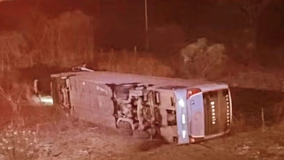 Seis pessoas dão entrada no Hospital de Cajazeiras após acidente com ônibus na PB-400; mulher teve braços amputados