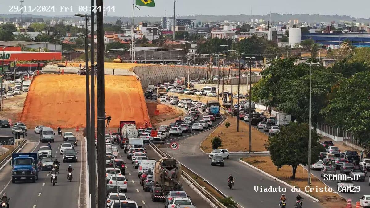 Acidente provoca lentidão e congestionamento do trânsito na BR- 230 no viaduto do Cristo