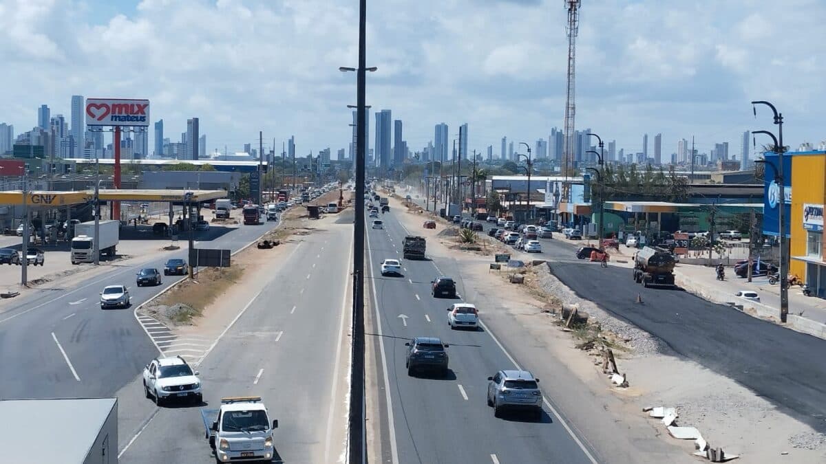 Viatura da Polícia Militar colide com caminhão e gera congestionamento na BR-230 entre Cabedelo e João Pessoa