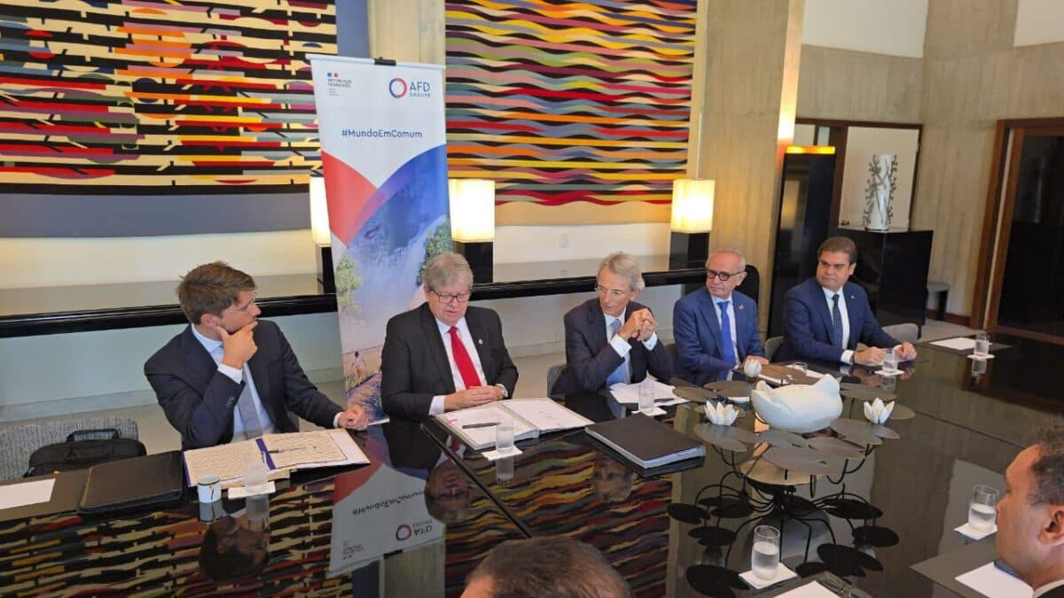 Cícero e João assinam contrato para implantação do serviço de ônibus rápido em João Pessoa; projeto é orçado em mais de R$ 400 milhões