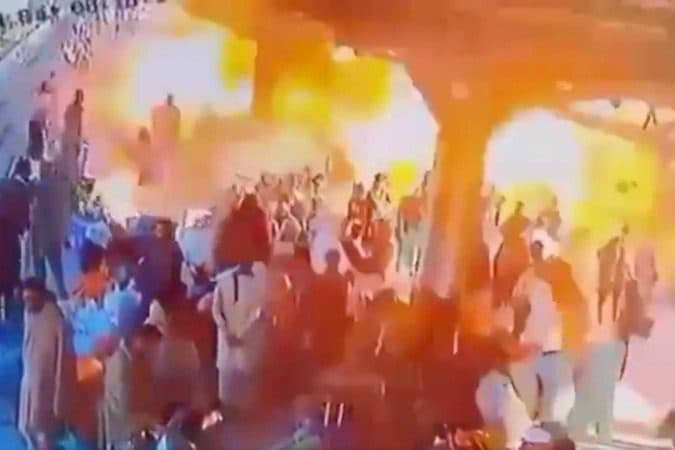 Atentado em estação de trem no Paquistão deixa 25 mortos