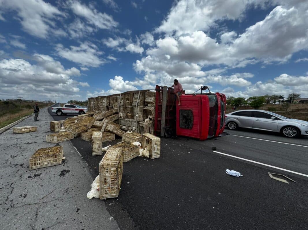 Carreta carregada de galinhas tomba na BR-230 e deixa três pessoas feridas, na Paraíba