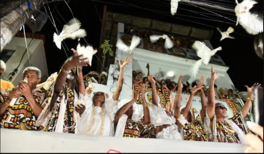 Ilê Aiyê mantém tradição de desfile sem brancos no bloco em 50 anos de história