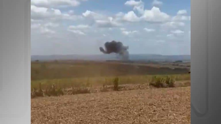 Avião da Força Aérea Brasileira cai após colidir com outra aeronave em São Paulo