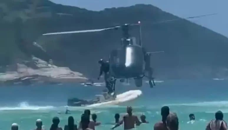 Policial deixa fuzil cair no mar ao sobrevoar praia e banhista devolve arma
