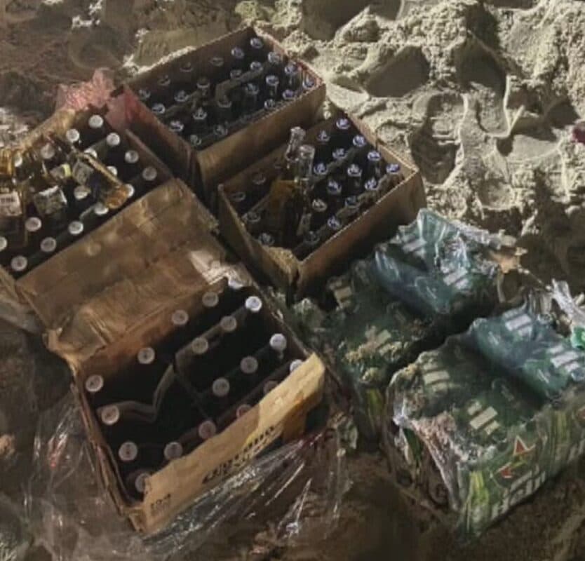 Escondidas: fiscais encontram 140 garrafas de vidro enterradas nas areias de Copacabana