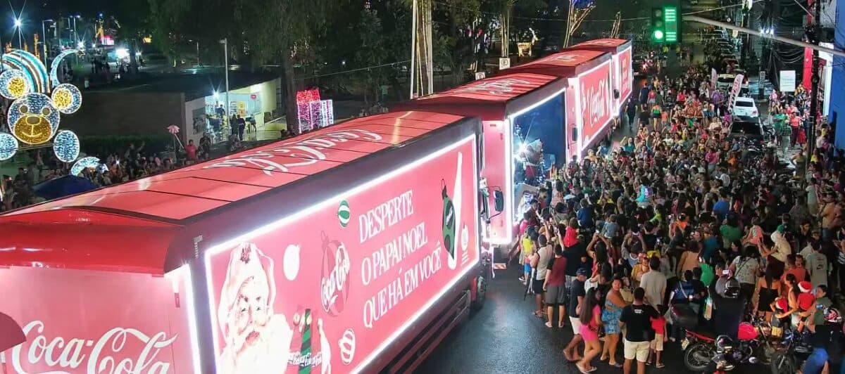 Caravana da Coca-Cola percorre ruas de João Pessoa com Papai-Noel e caminhões decorados; veja trajeto