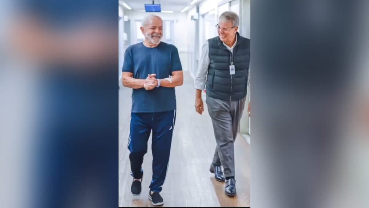 Em vídeo, Lula aparece com curativo na cabeça e caminha pelo hospital após cirurgias: "fiquem tranquilos. Estou firme e forte"