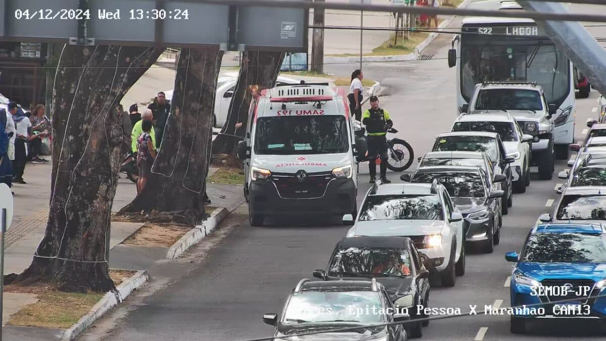 Pedestre é atropelado por moto na Avenida Epitácio Pessoa