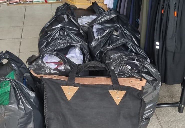 Operação da Polícia Civil apreende acessórios de celular e bolsas Gucci falsificados em João Pessoa