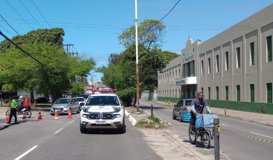 Jovem é morto a tiros e cavalo atingido por disparos na Avenida Cruz das Armas, em João Pessoa