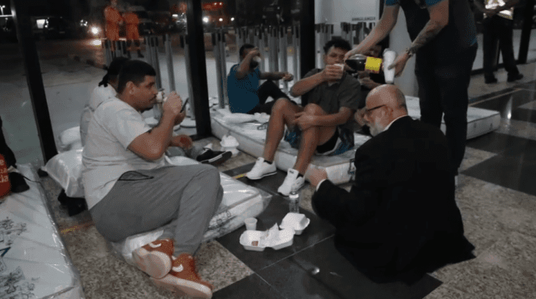 Deportados dos EUA chegam algemados e com pés acorrentados ao Brasil