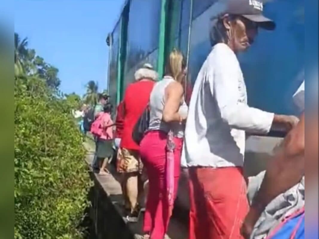 Trem descarrila em João Pessoa e passageiros se seguram em veículo para sair de ponte