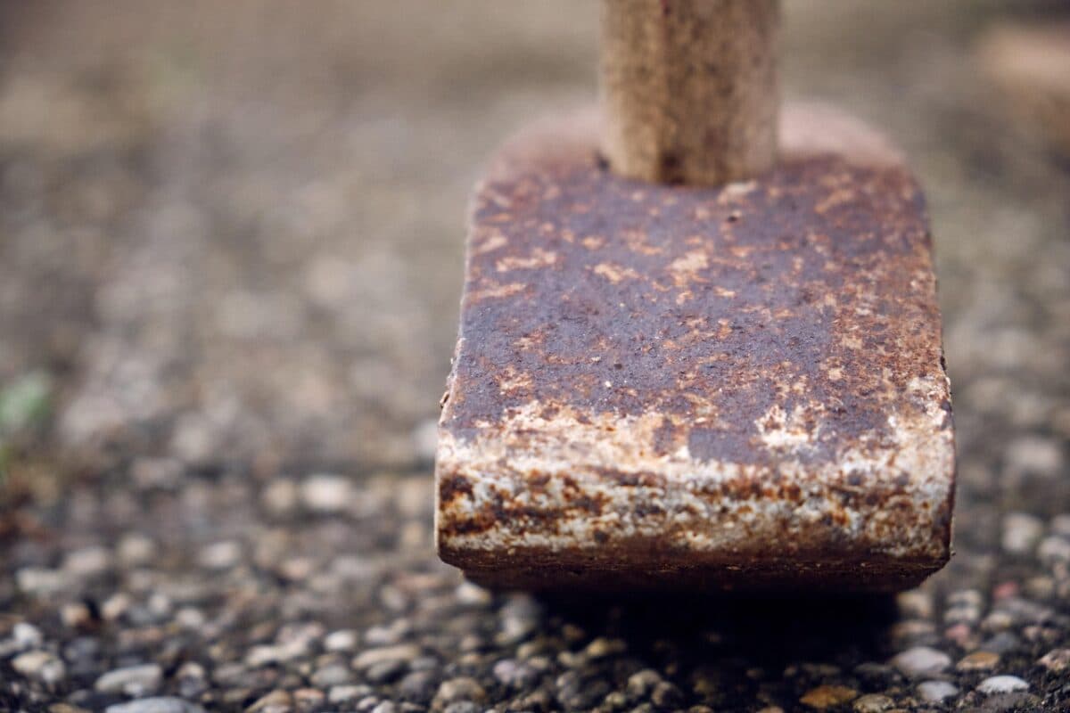 Pai é preso suspeito de tentar matar o filho com golpes de marreta dentro de casa em Campina Grande