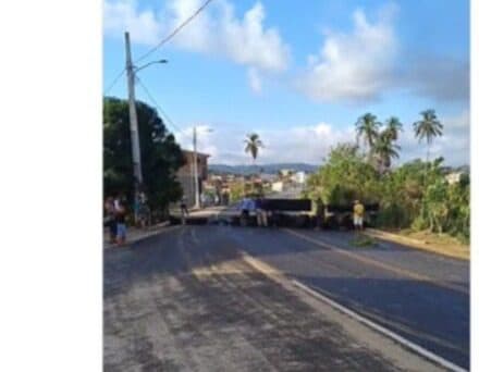 Moradores protestam e interditam trecho da PB 085 no trevo de Pirpirituba; confira vídeo