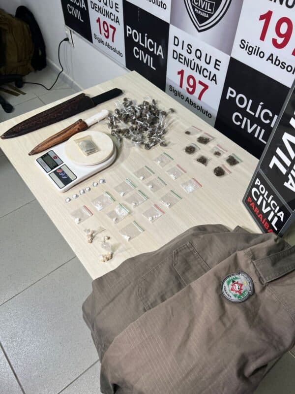 Suspeito de integrar facção criminosa é preso com drogas e uniforme falso da Polícia Militar no bairro Mário Andreazza