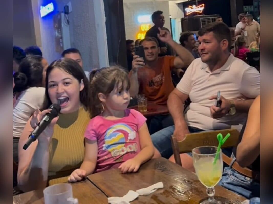 VÍDEO: cantora da Paraíba impressiona e viraliza ao interpretar música enquanto jantava com a família em restaurante