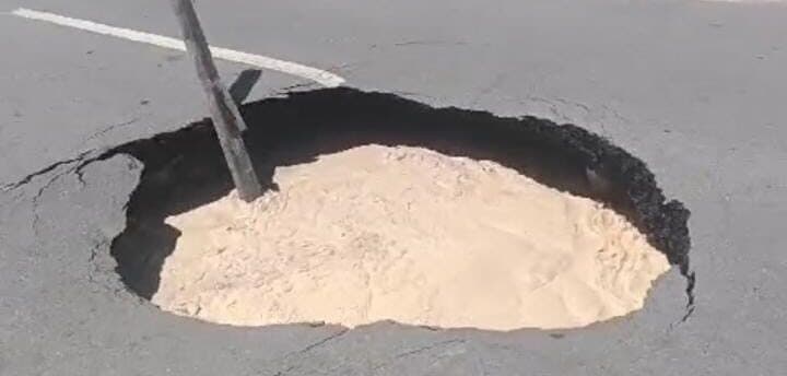 Cratera se abre em rodovia que dá acesso a Pedras de Fogo na PB-030