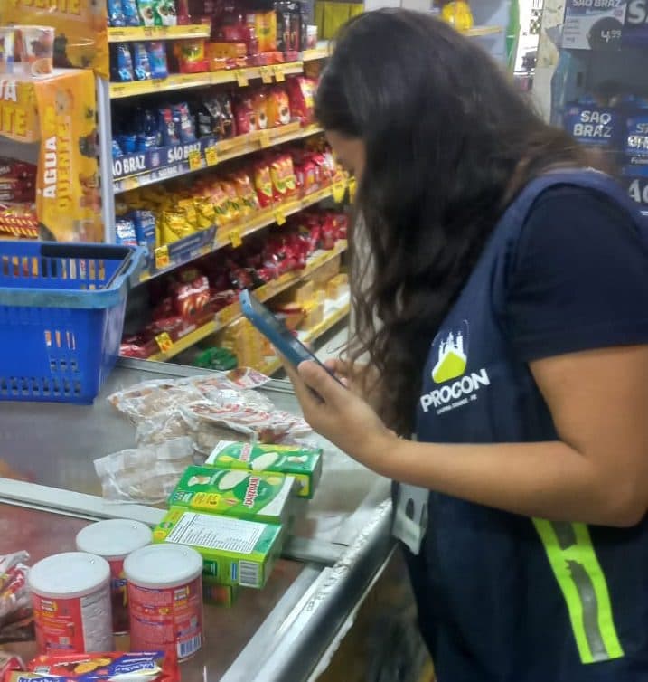 Procon Campina Grande multa 12 lojas por venda de alimentos vencidos e recolhe 703 produtos em operação