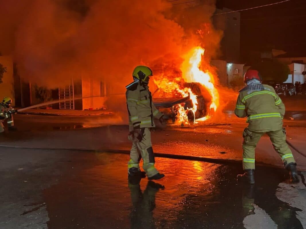 Incêndio em carro é controlado pelo Corpo de Bombeiros em São Bento