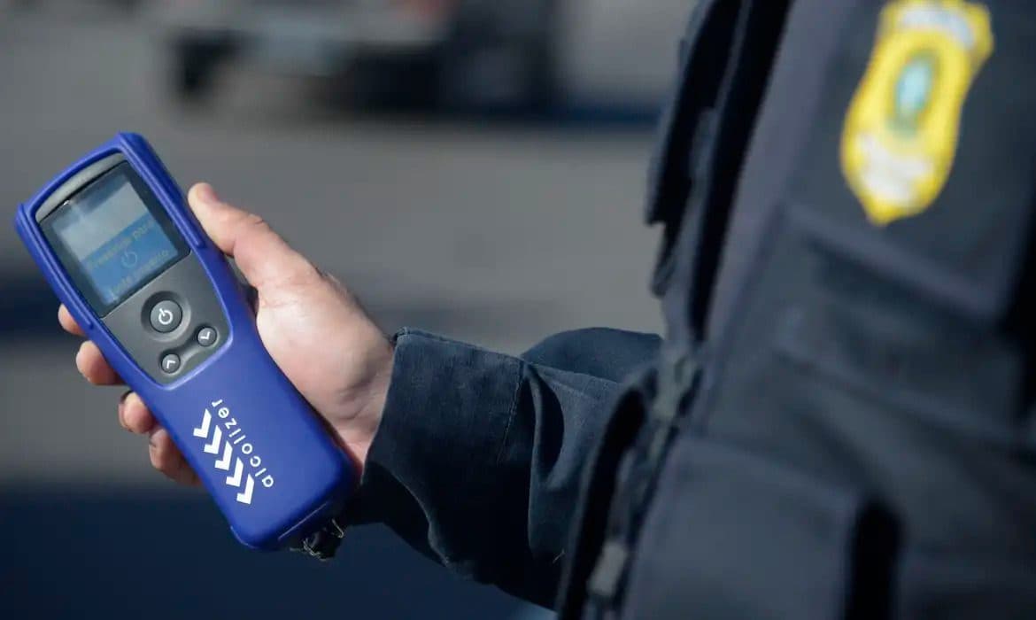 Idoso é detido por embriaguez ao volante, após acidente na BR-104