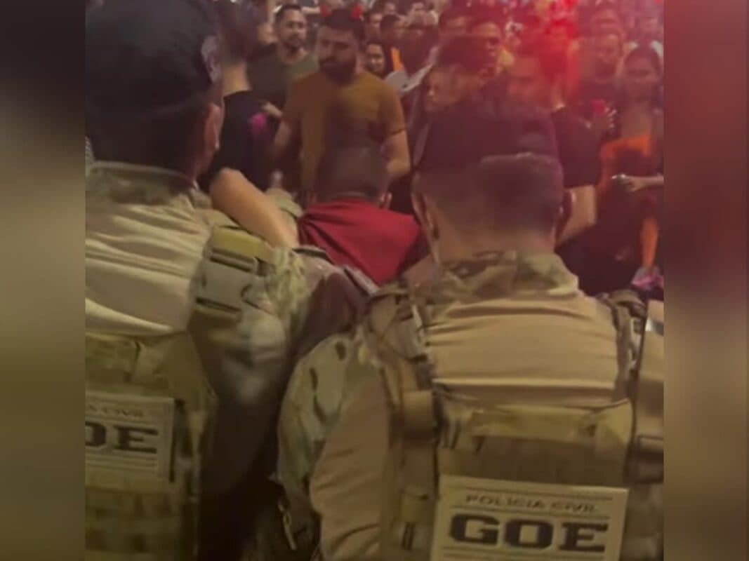 Homem é preso por tentar roubar celular de foliã, na frente de policiais, no Bloco das Muriçocas