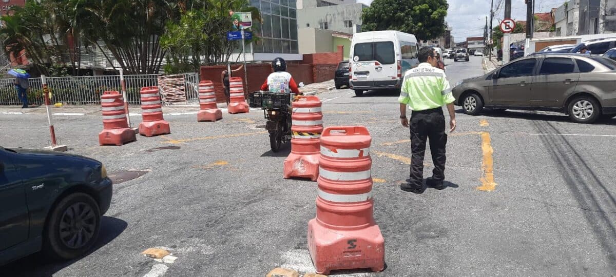 Rua Diogo Velho, no Centro de João Pessoa, é totalmente bloqueada para serviço da Cagepa