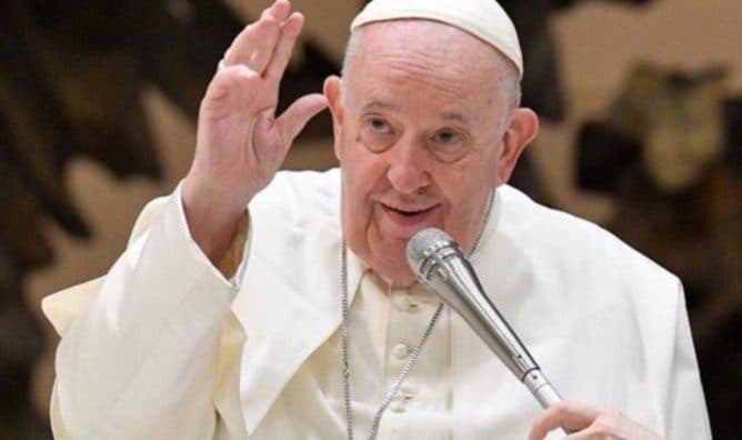 Papa Francisco apresenta 'leve melhora' em resultados de exames de sangue, diz Vaticano; pontífice foi diagnosticado com pneumonia bilateral