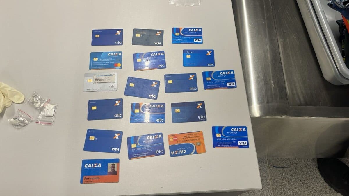 Homem é preso no Aeroporto Castro Pinto suspeito de estelionato; maquinetas e documentos falsos foram apreendidos