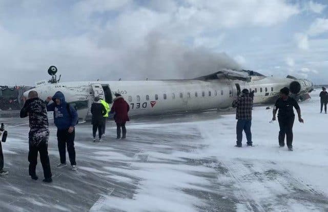 Avião capota durante pouso em pista com neve no Canadá e deixa feridos