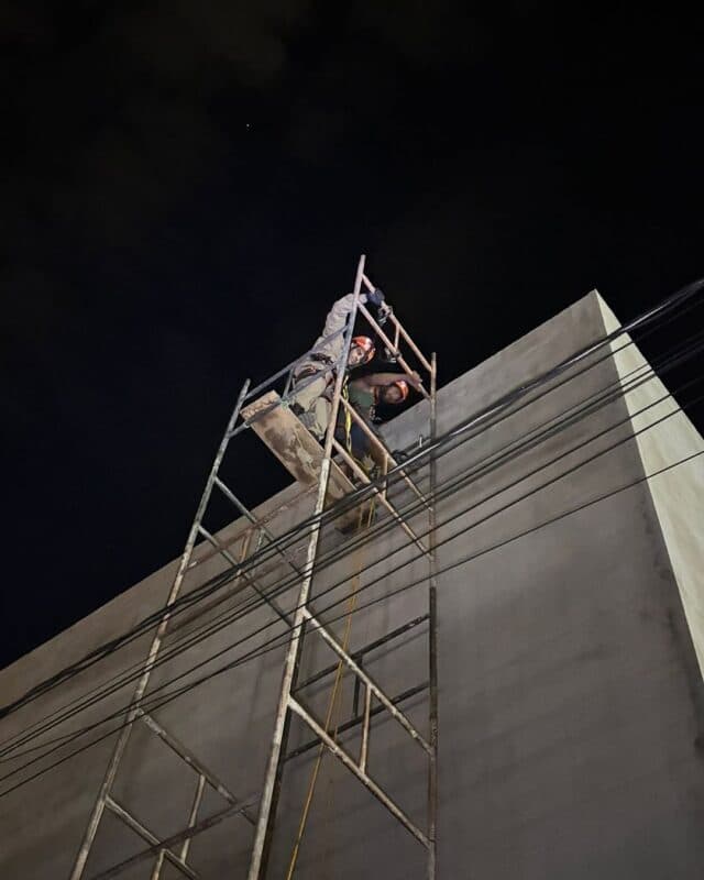 Bombeiros resgatam homem preso em estrutura de telhado de galpão, em Sousa