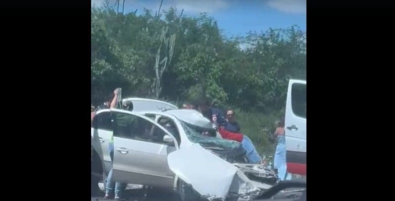 Carro fica destruído em colisão com caminhão na BR-104, em Alcantil, e homem é internado com fratura exposta