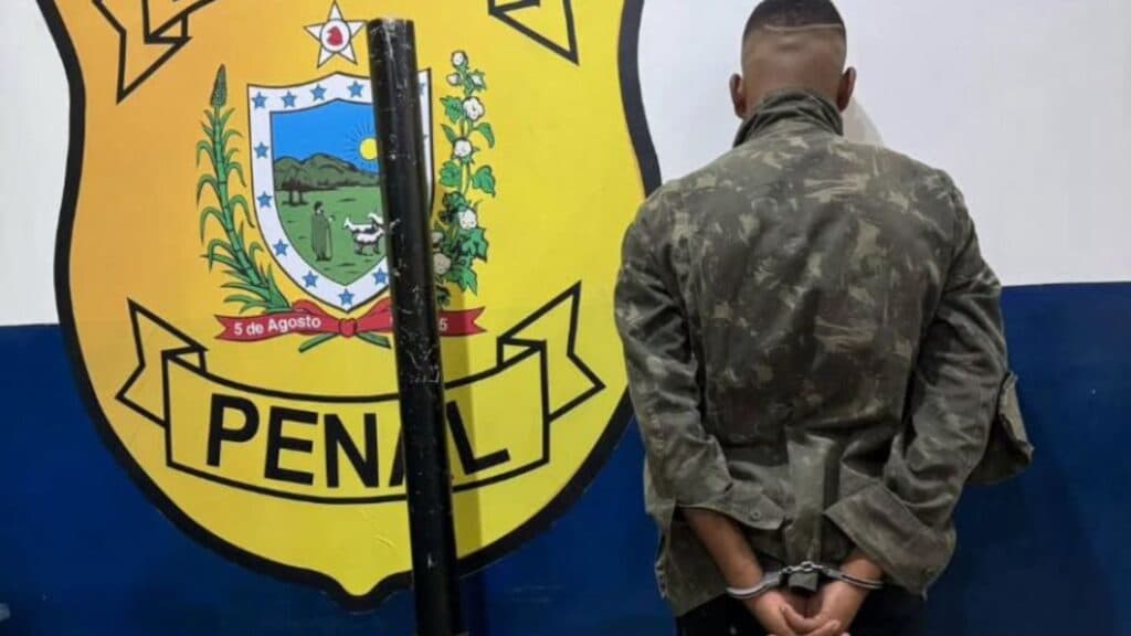 Jovem é preso com “bazuca” para lançar drogas e celulares em presídio de Campina Grande