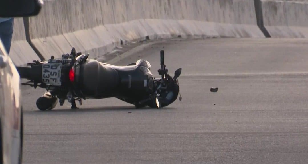 Mulher morre e homem fica ferido em acidente no viaduto do Geisel, em João Pessoa