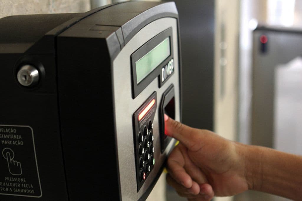 Projeto de ponto eletrônico para médicos em João Pessoa pode ser barrado por inconstitucionalidade, revela Dinho